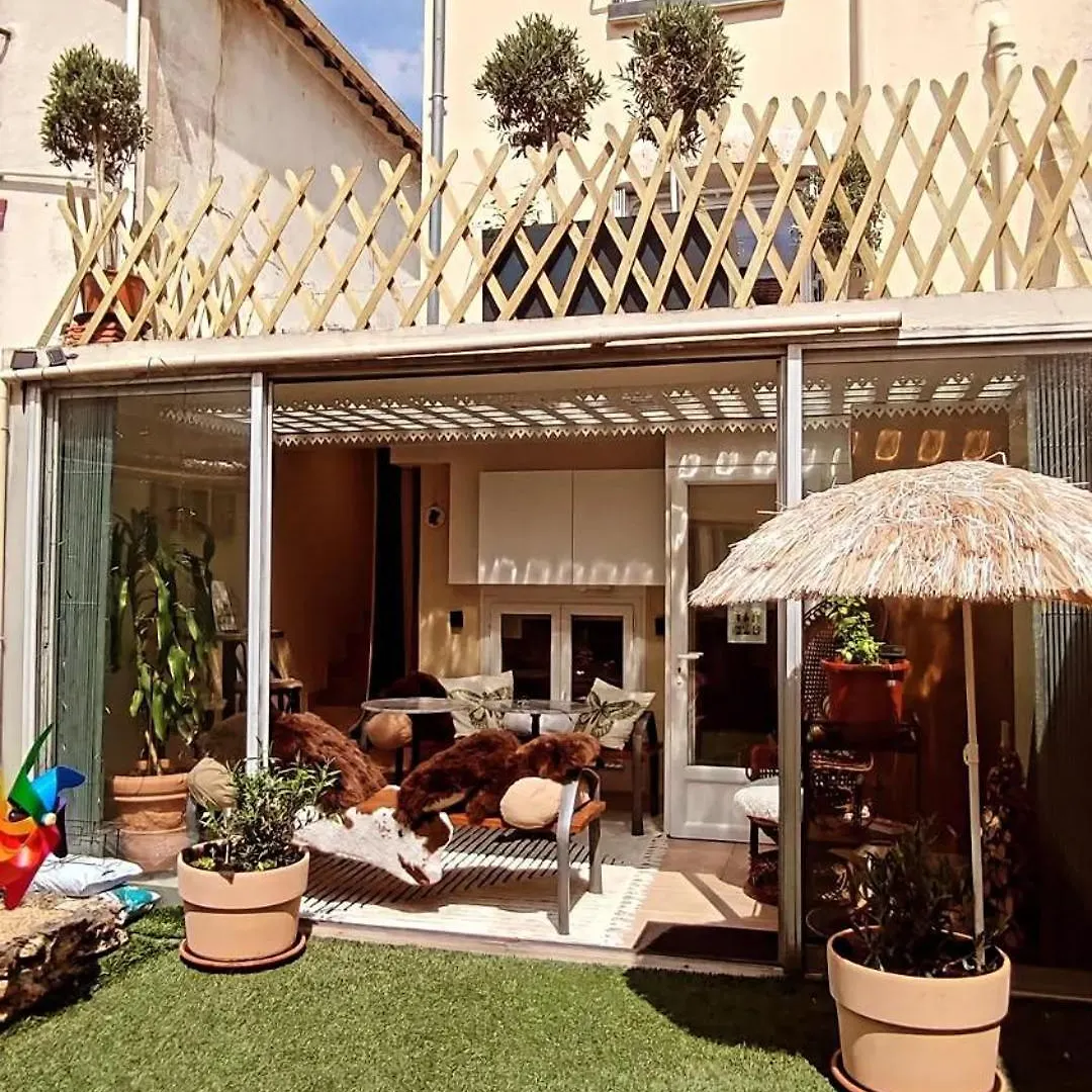 Holiday home Paris Authentic House 2 Maisons 1 Studio Ideale Pour Groupes, Capacite 30 Personnes France